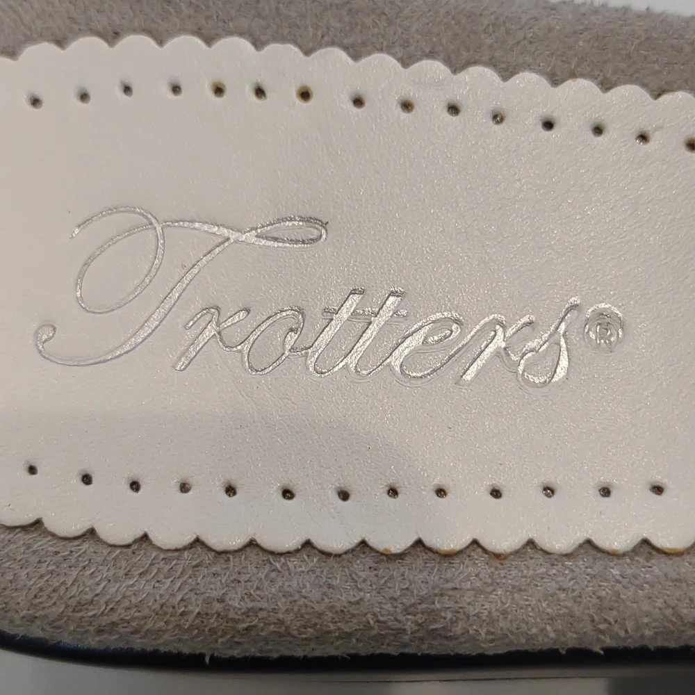 Trotters White Leather Cutout OpenToe Wedge Platform Slide Leather Flower Narrow